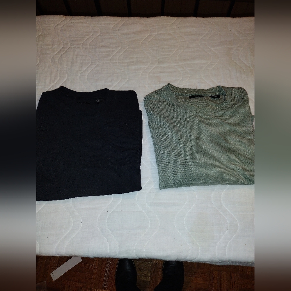 2 Mens Izod Dress Tee Shirts Crew collar pullover Size Large Green and Black